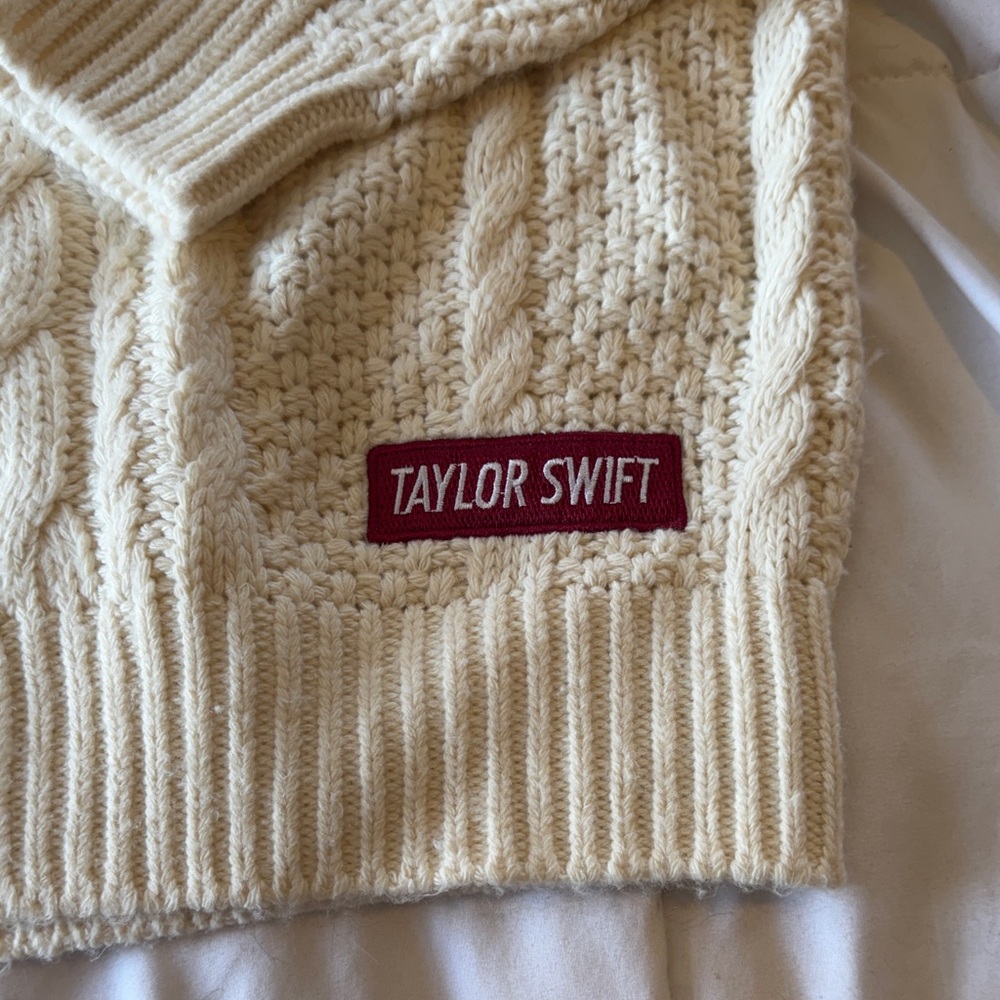 Taylor Swift official RED Cardigan - Picture 2 of 7
